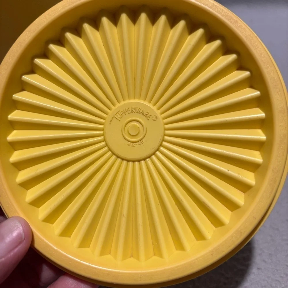 Tupperware Vintage Yellow Canister 811-14 with Starburst Lid Approximate 6